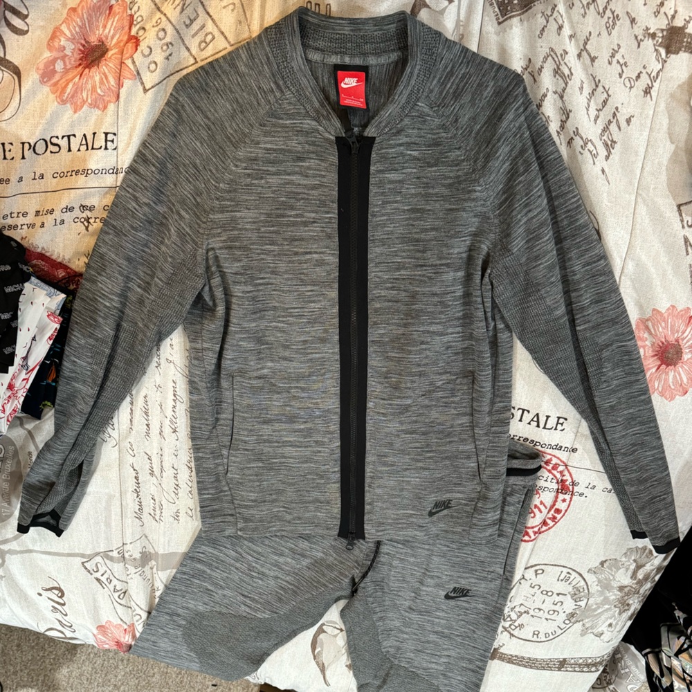 Full men’s Nike track suit